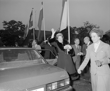 885093 Afbeelding van het vertrek van Koningin Beatrix van het feest op het Wielingenplein in de Rivierenwijk te ...